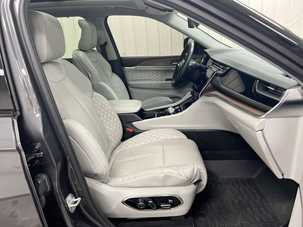 2022 Jeep Grand Cherokee Summit