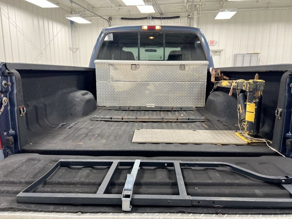 2004 Ford Super Duty F-350 SRW XL