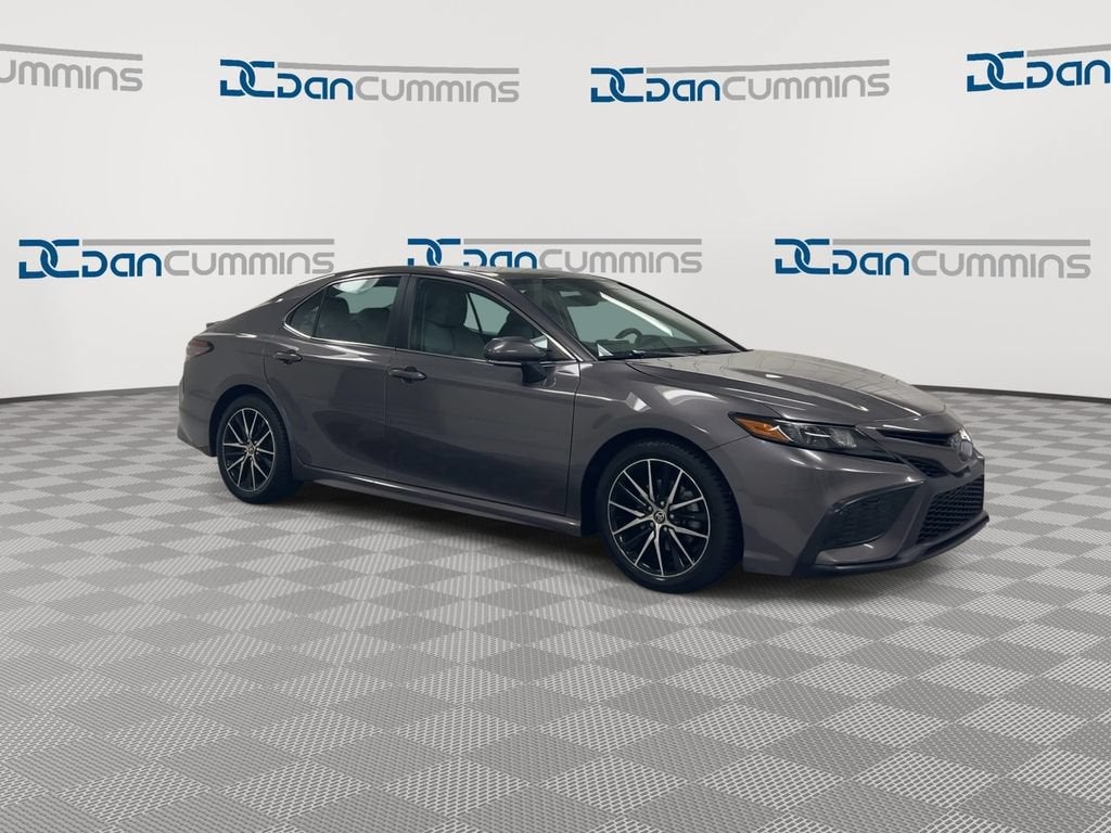 2022 Toyota Camry Hybrid SE