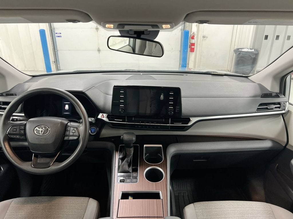 2023 Toyota Sienna LE