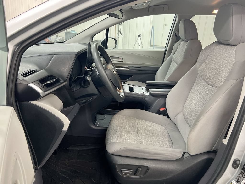 2023 Toyota Sienna LE