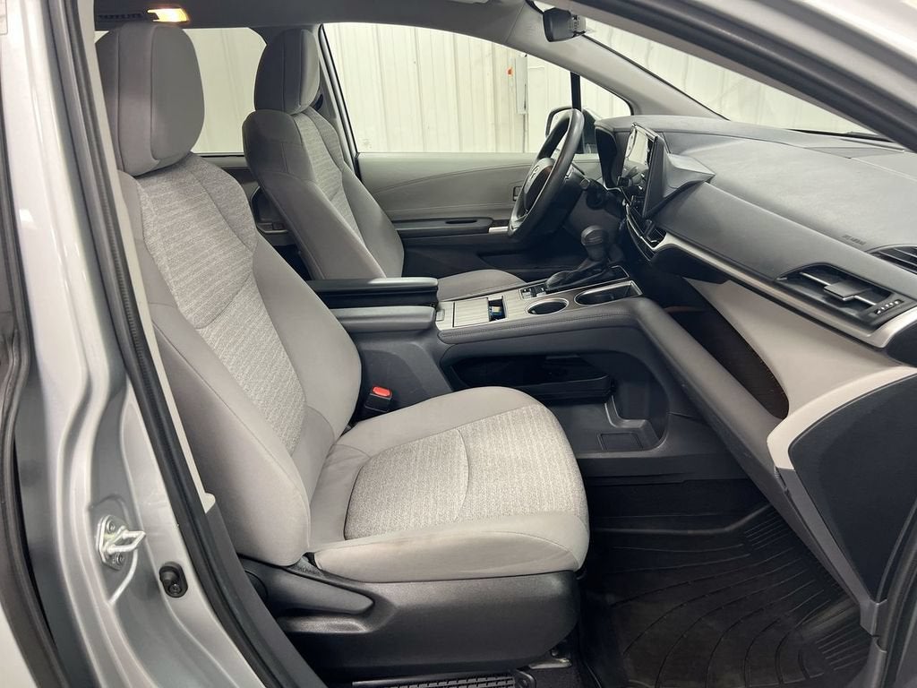 2023 Toyota Sienna LE
