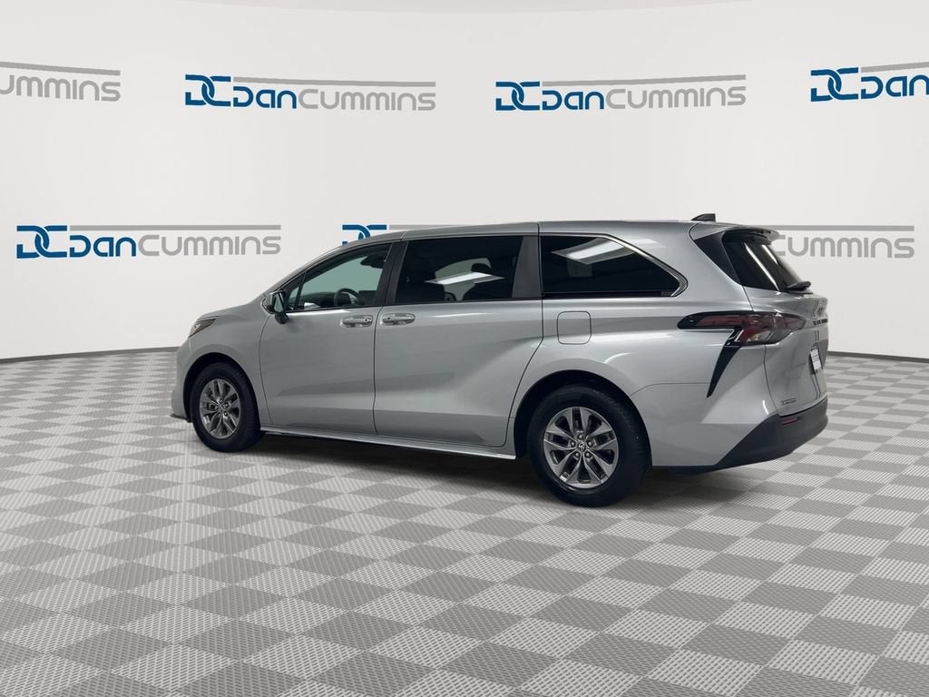 2023 Toyota Sienna LE