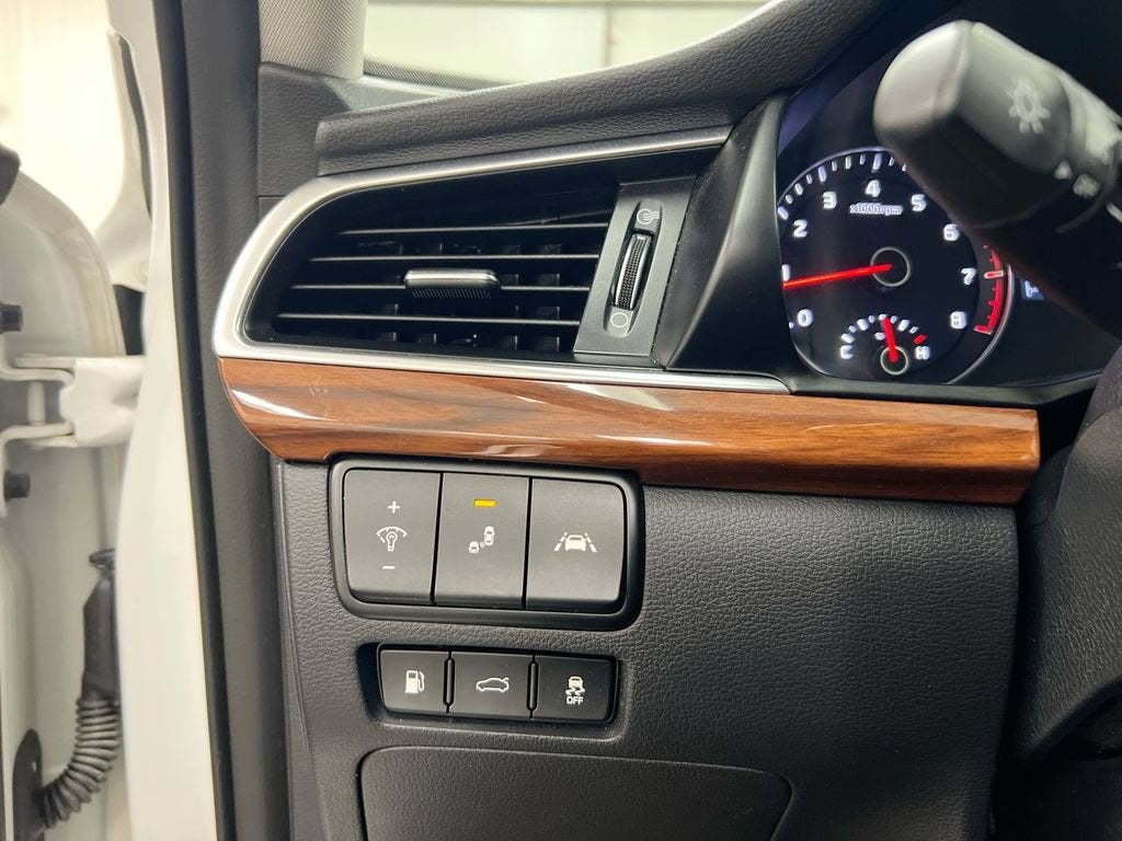2019 Kia Cadenza Technology