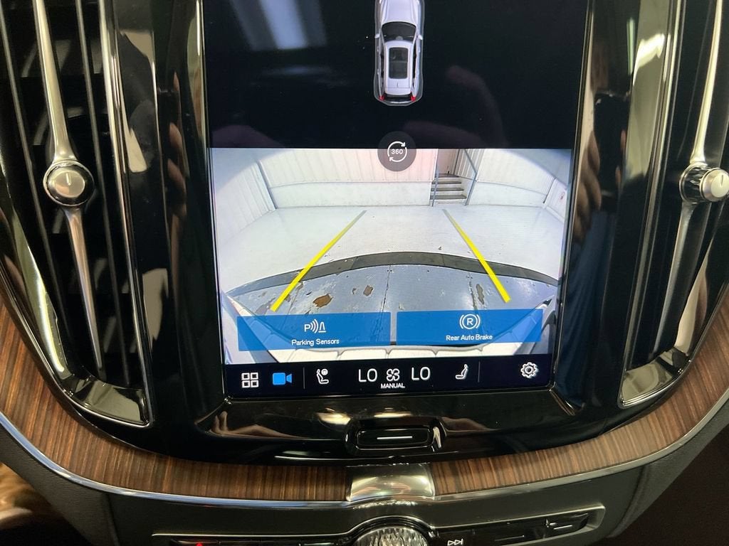 2023 Volvo XC60 Plus Dark Theme