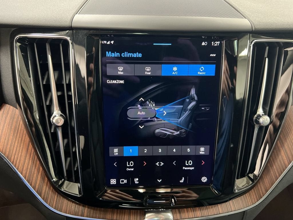 2023 Volvo XC60 Plus Dark Theme