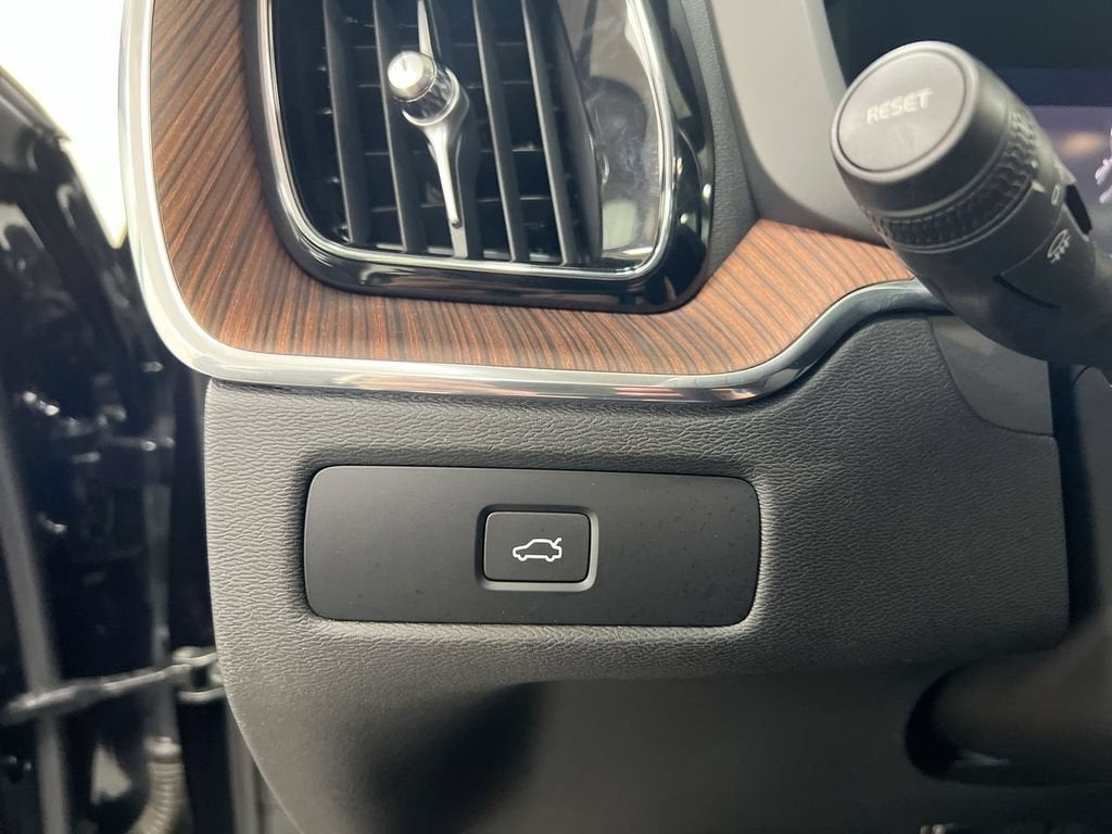 2023 Volvo XC60 Plus Dark Theme