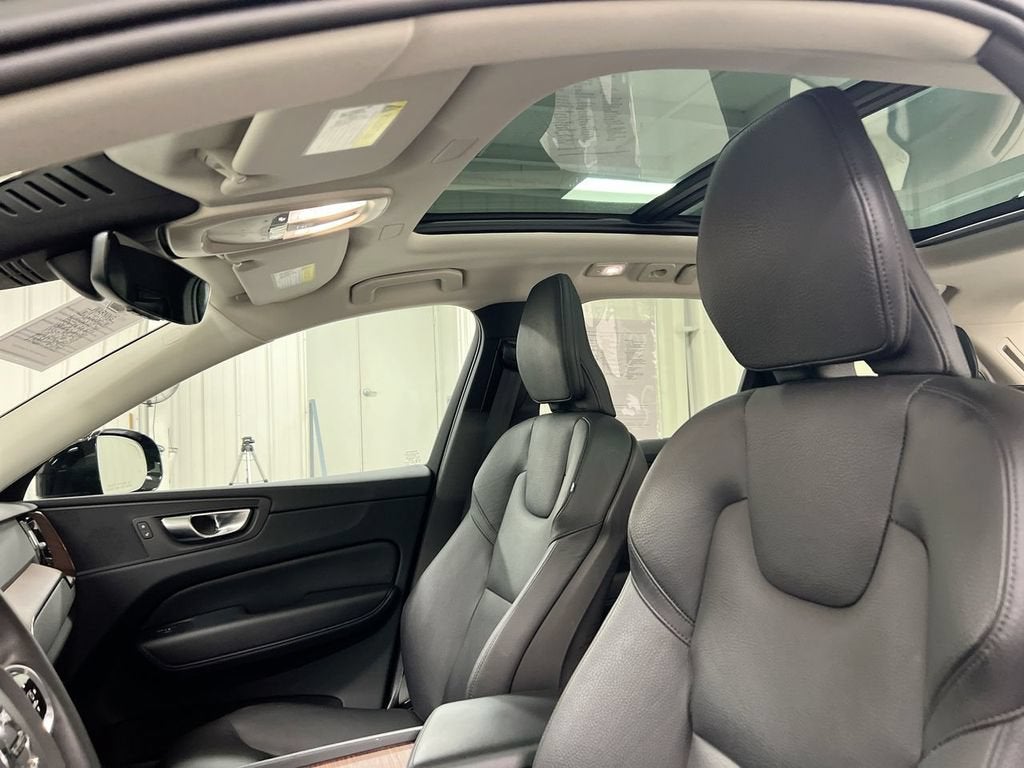 2023 Volvo XC60 Plus Dark Theme