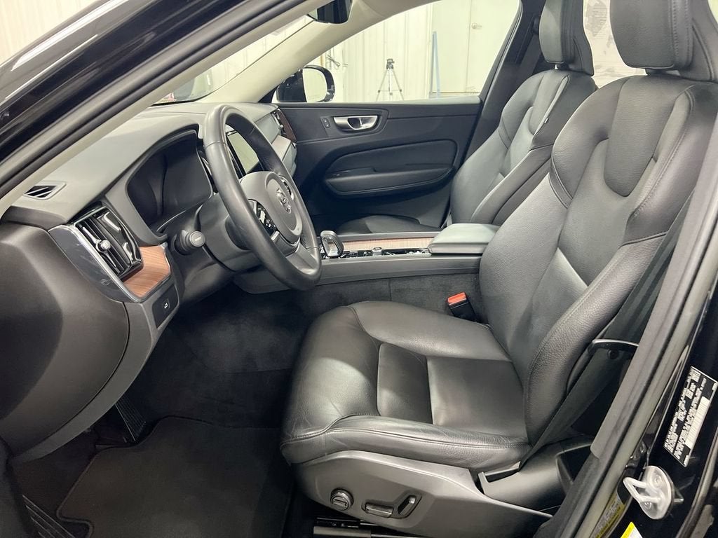 2023 Volvo XC60 Plus Dark Theme