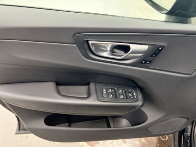2023 Volvo XC60 Plus Dark Theme