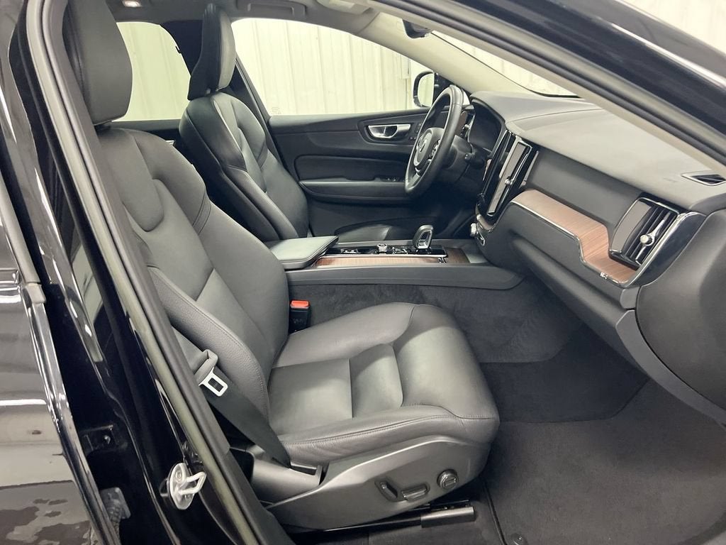 2023 Volvo XC60 Plus Dark Theme