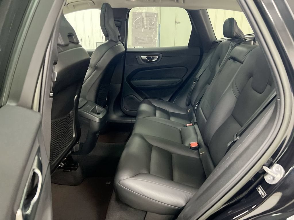 2023 Volvo XC60 Plus Dark Theme
