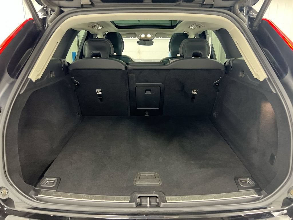 2023 Volvo XC60 Plus Dark Theme