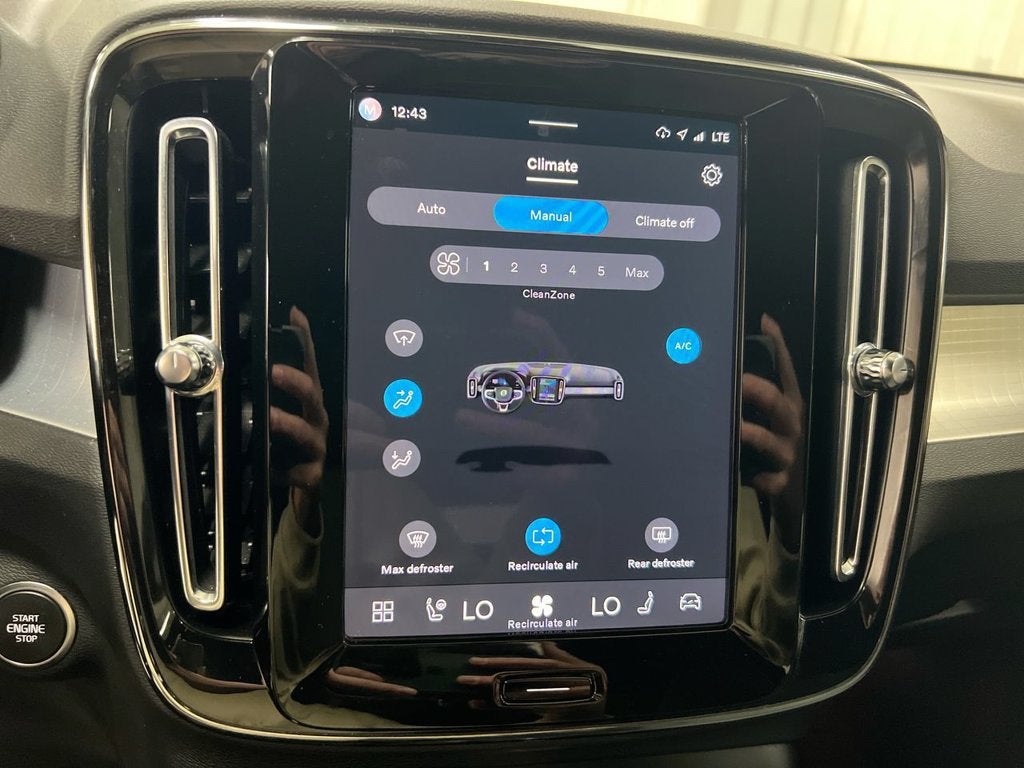 2024 Volvo XC40 Core Bright Theme
