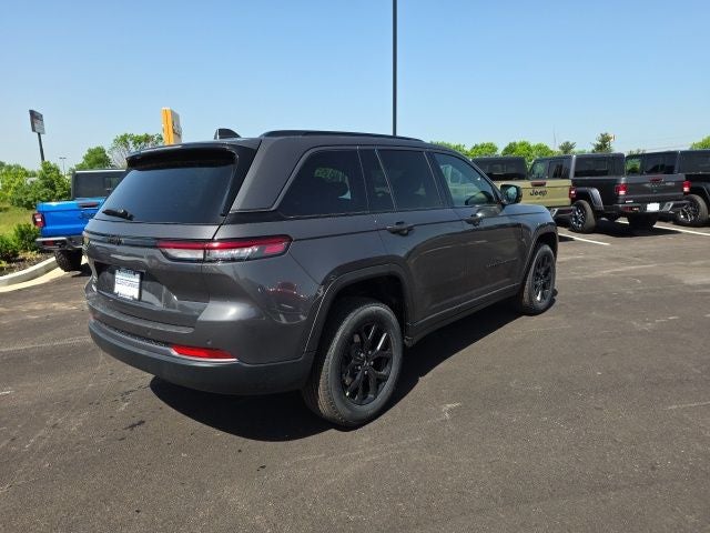 2026 Jeep Grand Cherokee Laredo Altitude