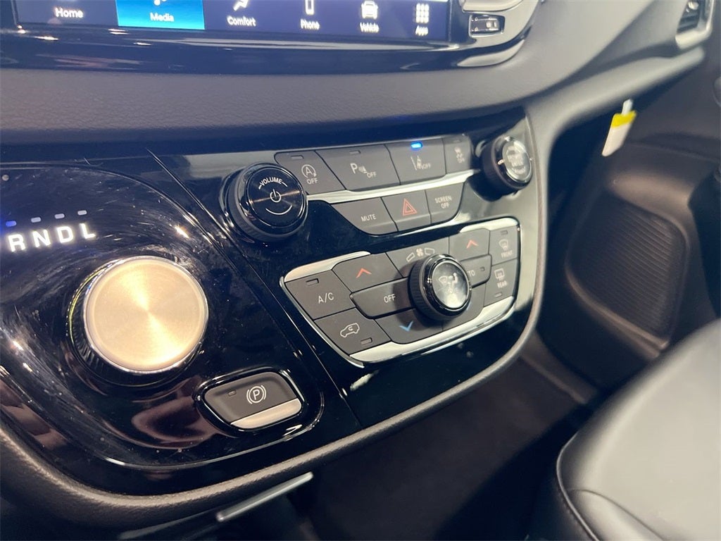 2025 Chrysler Voyager LX