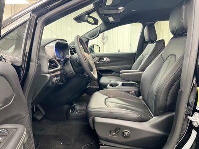 2025 Chrysler Voyager LX