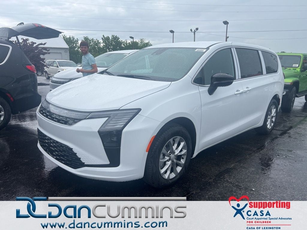 2027 Chrysler Pacifica Select AWD's photo