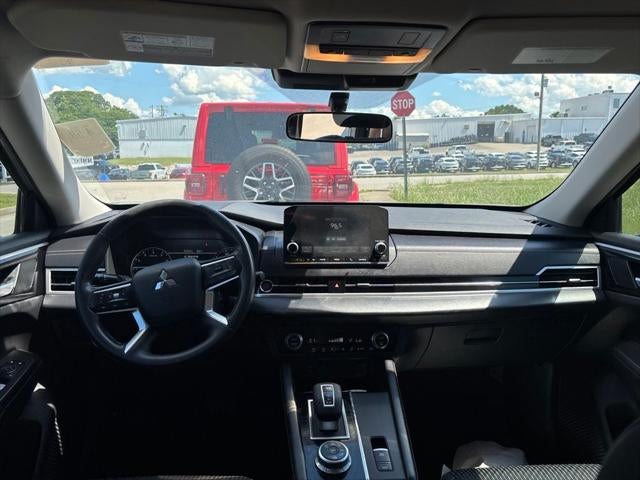 2024 Mitsubishi Outlander ES