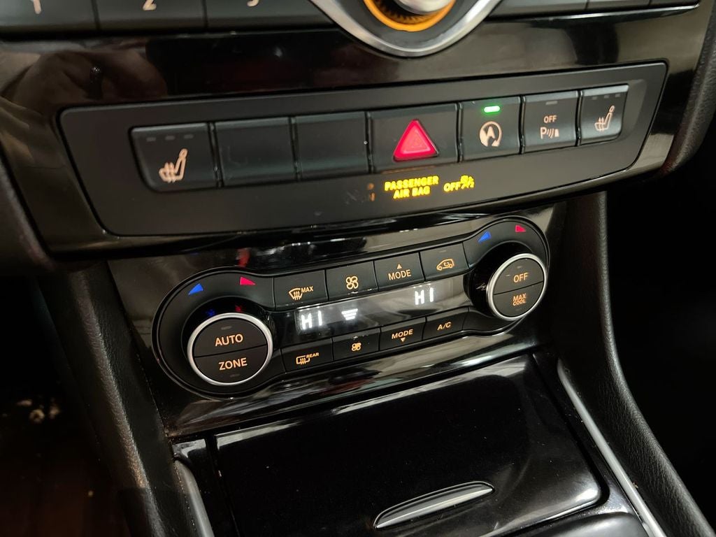 2017 INFINITI QX30 Premium