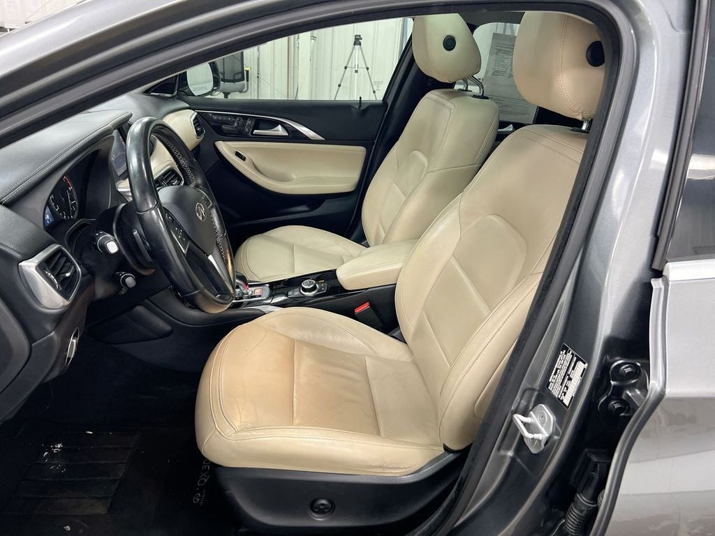 2017 INFINITI QX30 Premium