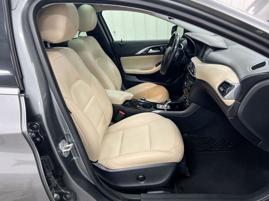 2017 INFINITI QX30 Premium