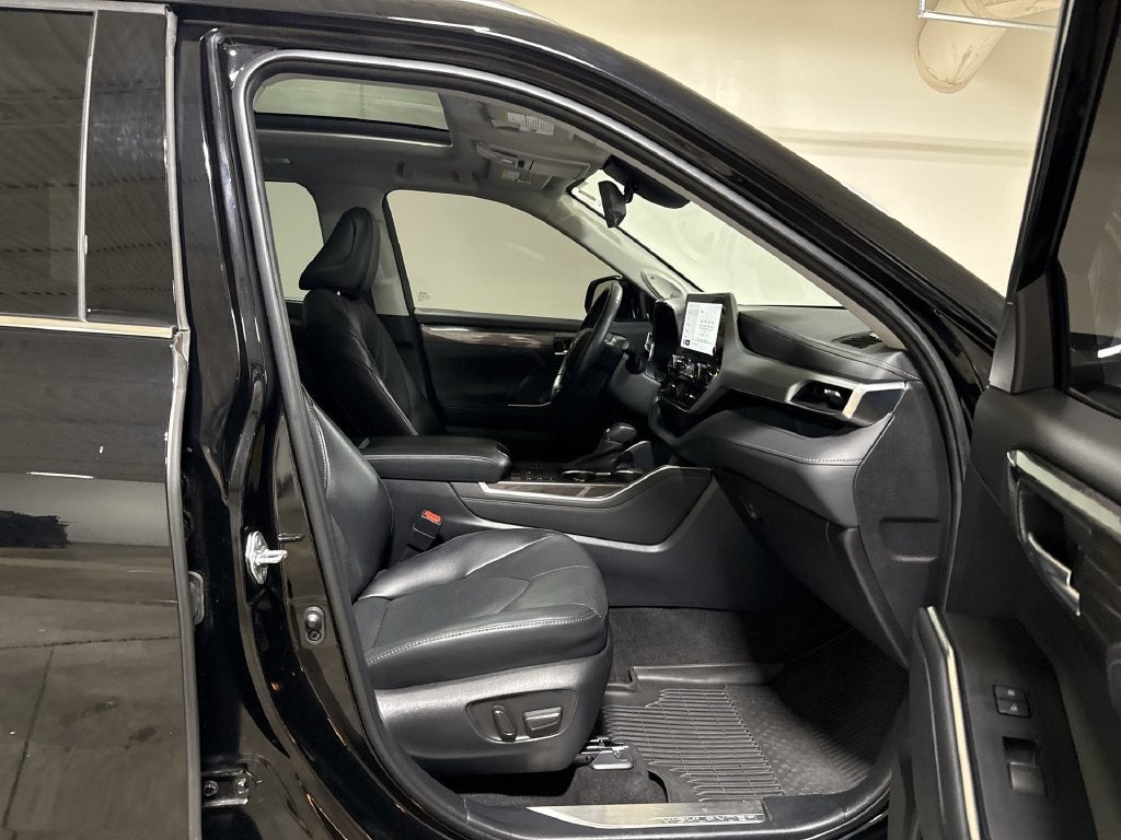 2023 Toyota Highlander Hybrid Platinum