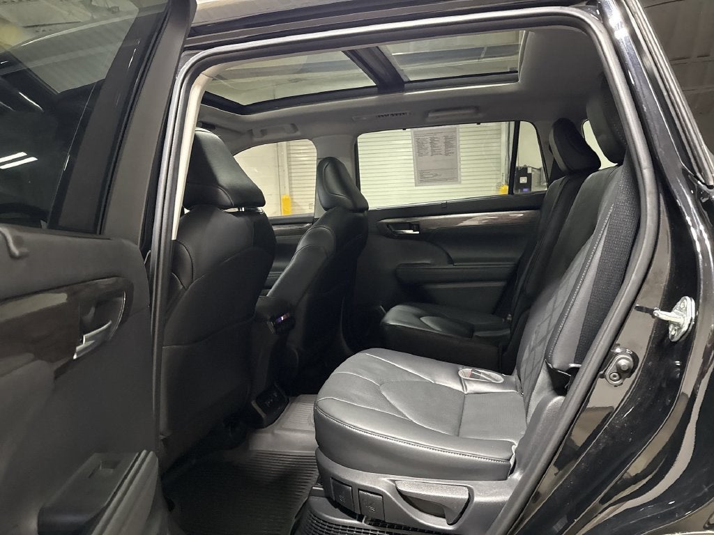 2023 Toyota Highlander Hybrid Platinum
