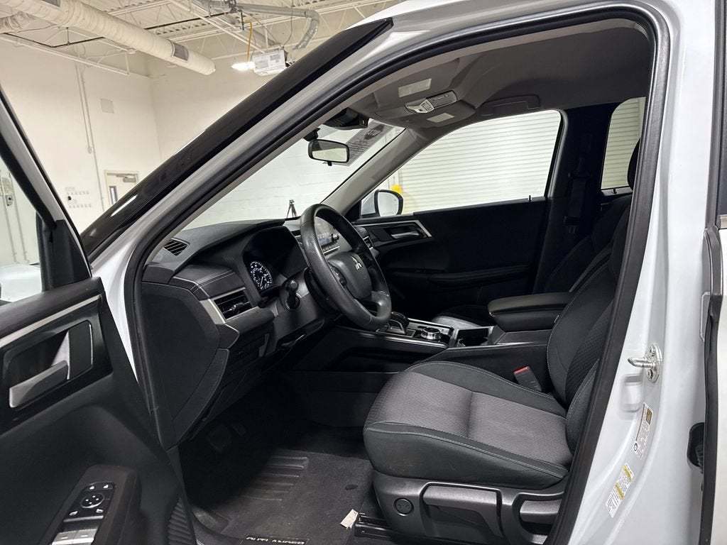 2024 Mitsubishi Outlander ES