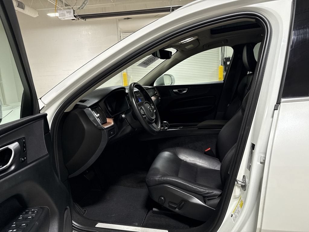 2023 Volvo XC60 Plus Bright Theme