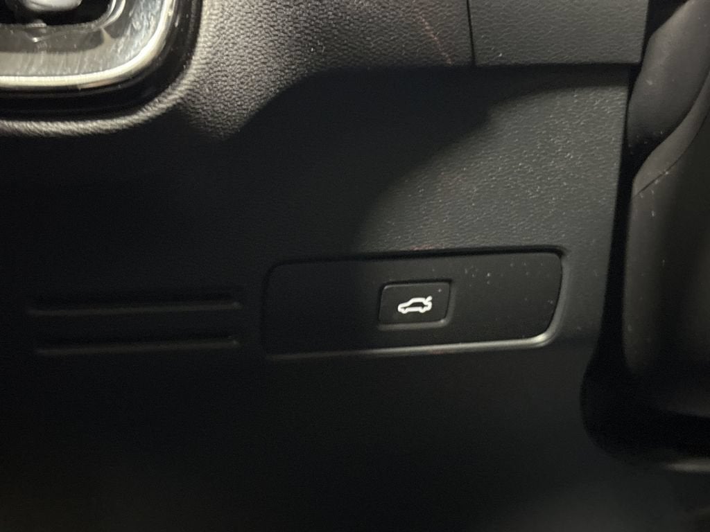 2023 Volvo XC40 Plus Bright Theme