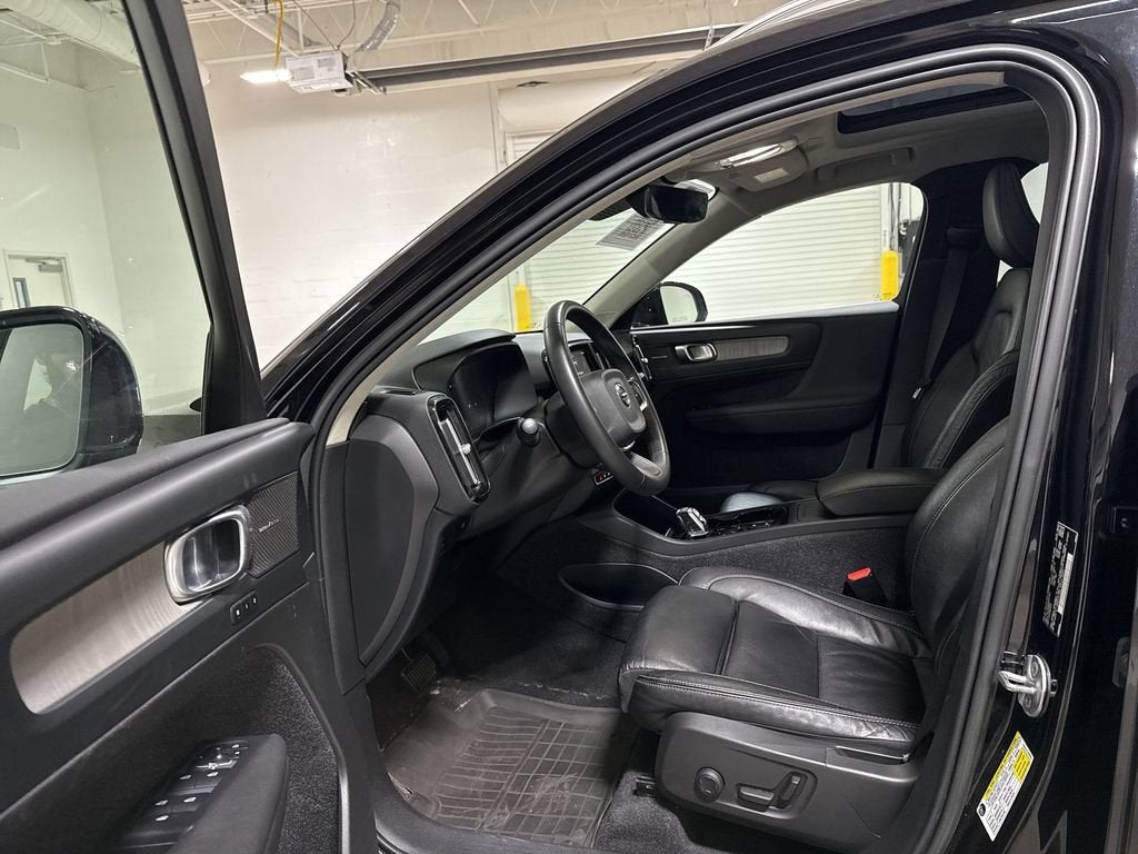 2023 Volvo XC40 Plus Bright Theme