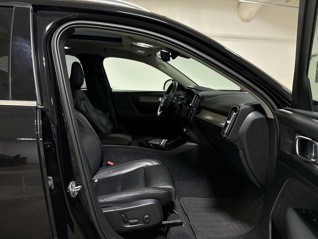 2023 Volvo XC40 Plus Bright Theme