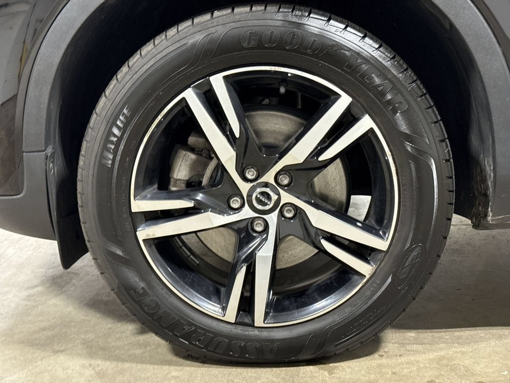 2023 Volvo XC40 Plus Bright Theme
