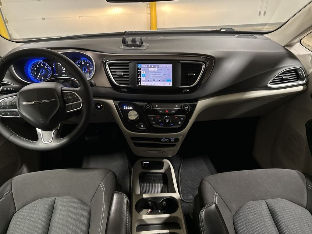 2022 Chrysler Voyager LX