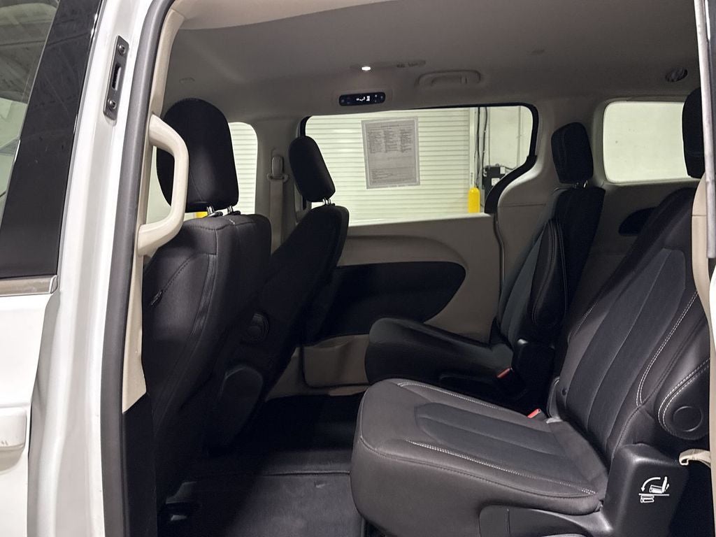 2022 Chrysler Voyager LX