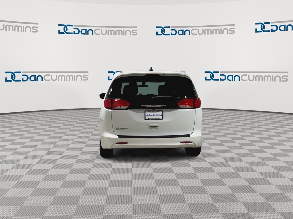 2022 Chrysler Voyager LX