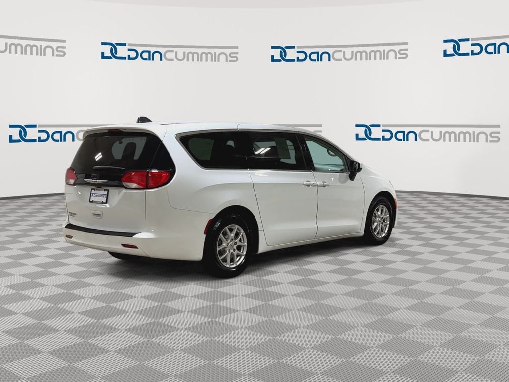 2022 Chrysler Voyager LX