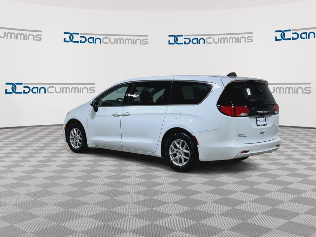 2023 Chrysler Voyager LX