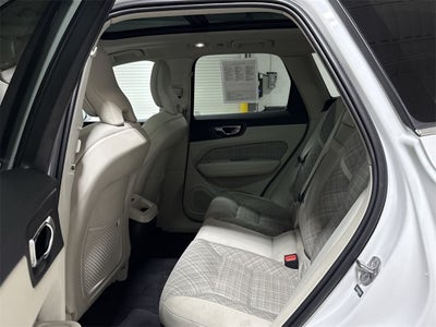 2022 Volvo XC60 B5 Momentum