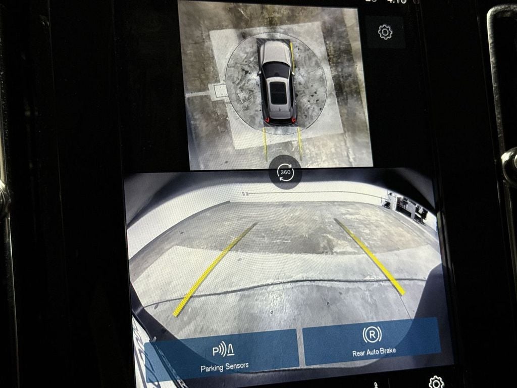 2024 Volvo XC40 B5 Plus Bright Theme