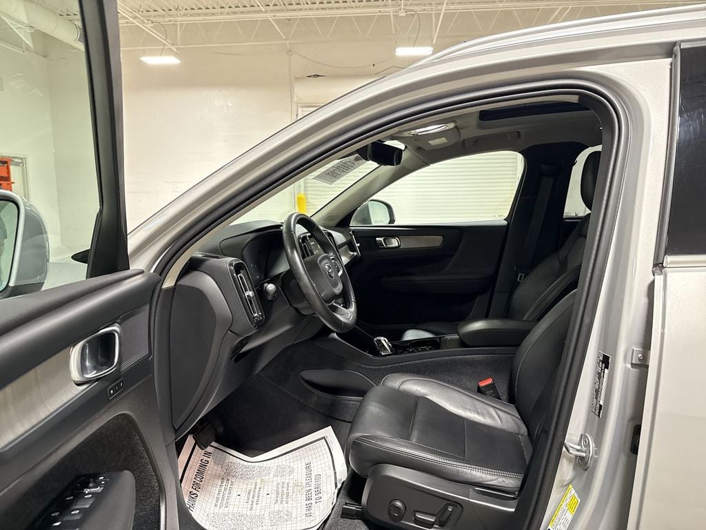 2024 Volvo XC40 B5 Plus Bright Theme
