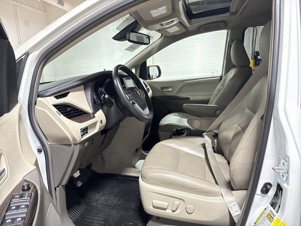 2018 Toyota Sienna XLE Auto Access Seat