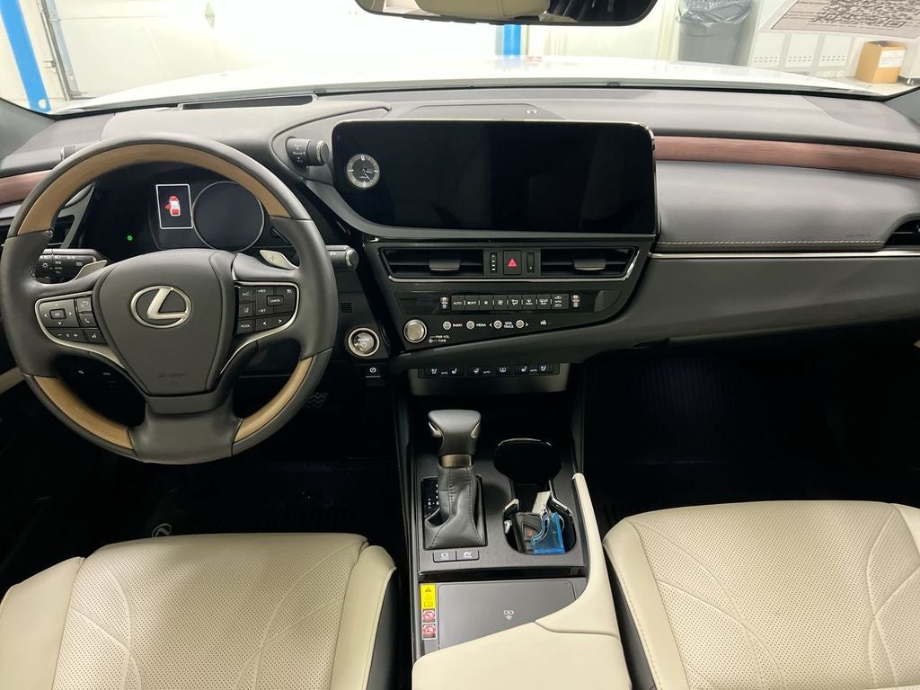 2025 Lexus ES 300h Ultra Luxury