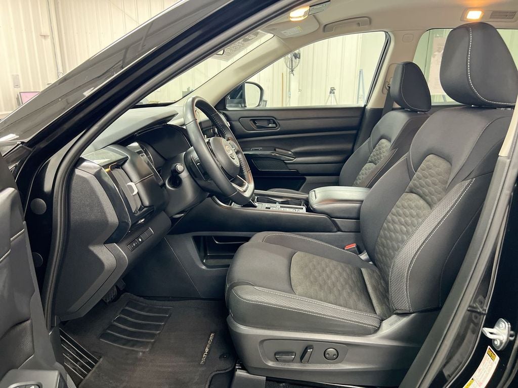 2023 Nissan Pathfinder SV