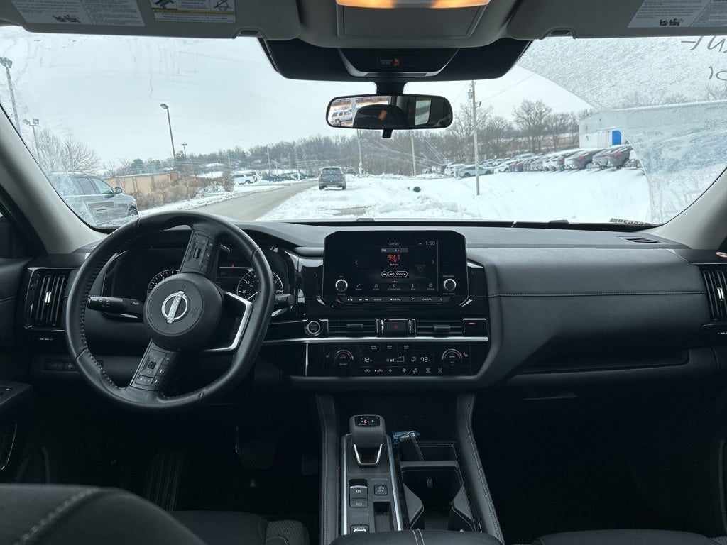 2024 Nissan Pathfinder SV