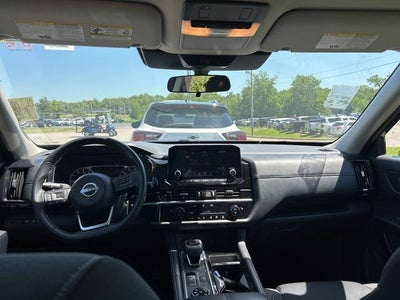 2025 Nissan Pathfinder SV