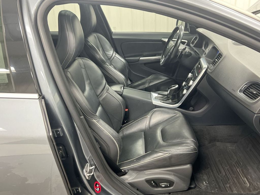 2017 Volvo V60 T6 R-Design Platinum