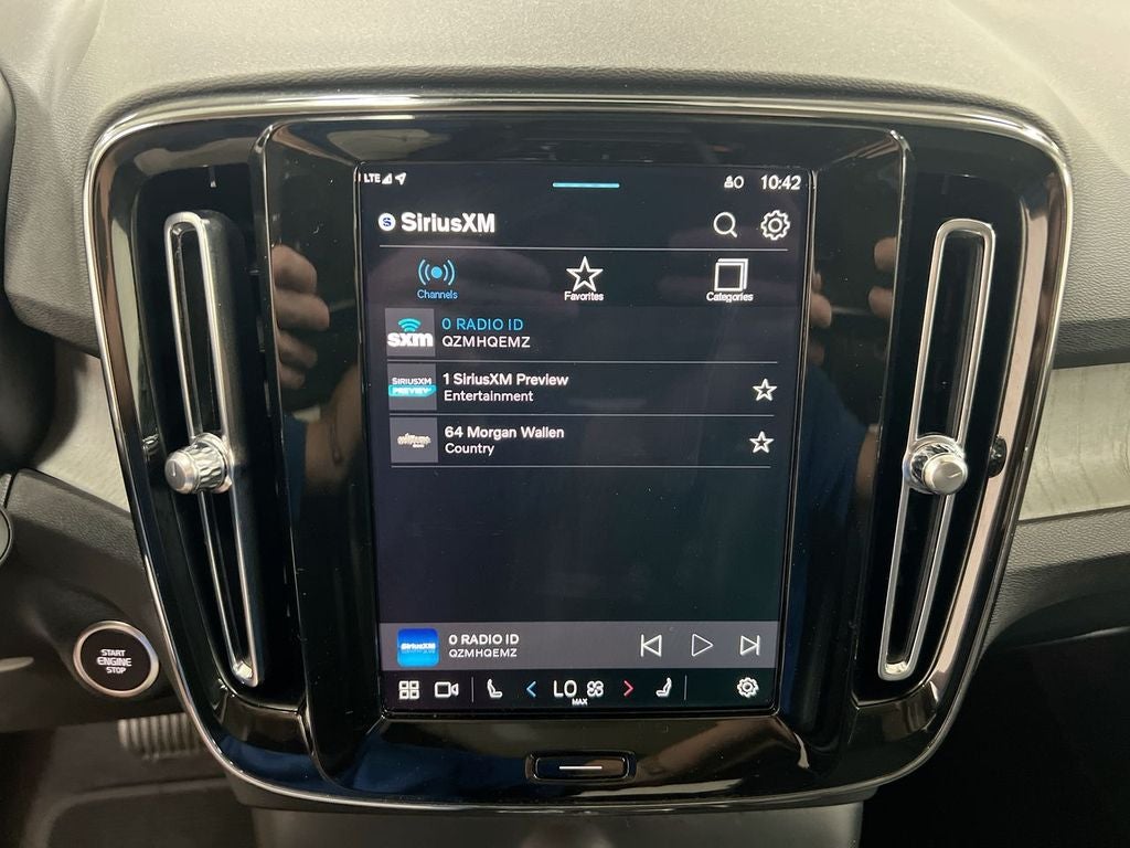 2024 Volvo XC40 B5 Plus Dark Theme