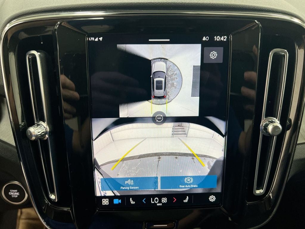 2024 Volvo XC40 B5 Plus Dark Theme